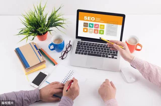 欧豪把个角色的名字挂在衣服上